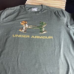 EUC Under Amour  s/s mens tee . Olive with cami logo size XL